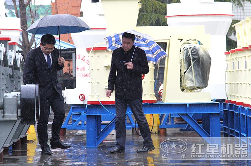 客戶冒雨前來(lái)廠區(qū)考察